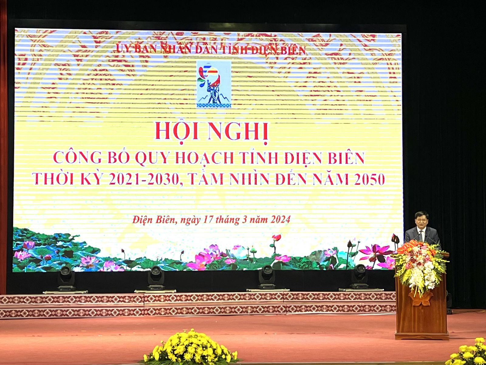 Chủ tịch UBND tỉnh Điện Biên Lê Thành Đô phát biểu tại Hội nghị.