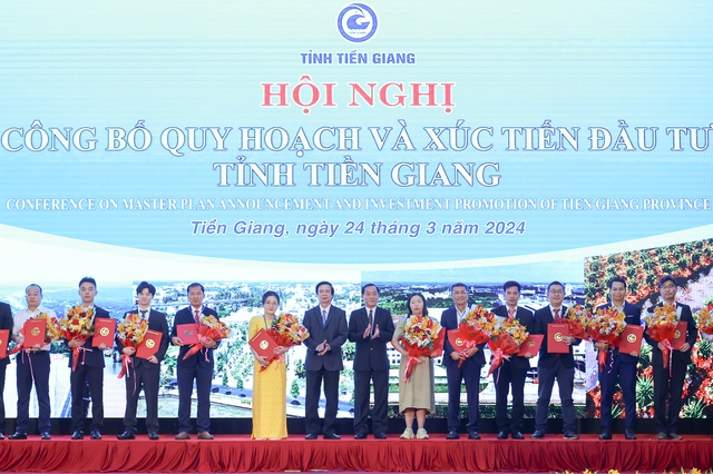 Lãnh đạo tỉnh Tiền Giang trao Giấy chứng nhận đầu tư cho các dự án.