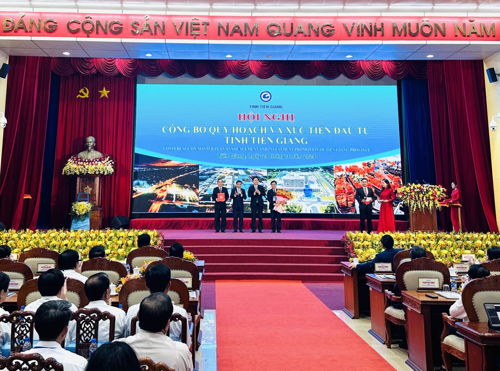 Ông Trần Duy Đông, Thứ trưởng Bộ Kế hoạch và Đầu tư trao Quyết định của Thủ tướng Chính phủ phê duyệt Quy hoạch tỉnh Tiền Giang thời kỳ 2021-2030, tầm nhìn đến năm 2050 cho lãnh đạo tỉnh Tiền Giang.