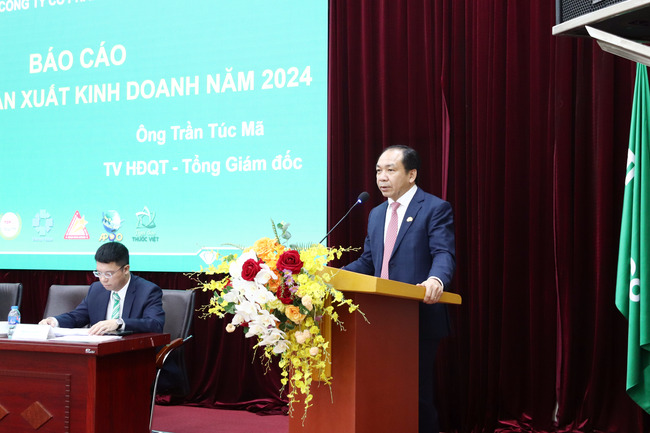 Ông Trần Túc Mã - Thành viên HĐQT, Tổng giám đốc trình bày Kế hoạch sản xuất kinh doanh năm 2024 & Báo cáo về hợp đồng với các bên liên quan.