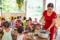 Bữa ăn học đường có vai trò thiết yếu đối với sự phát triển thể chất và trí tuệ của trẻ em