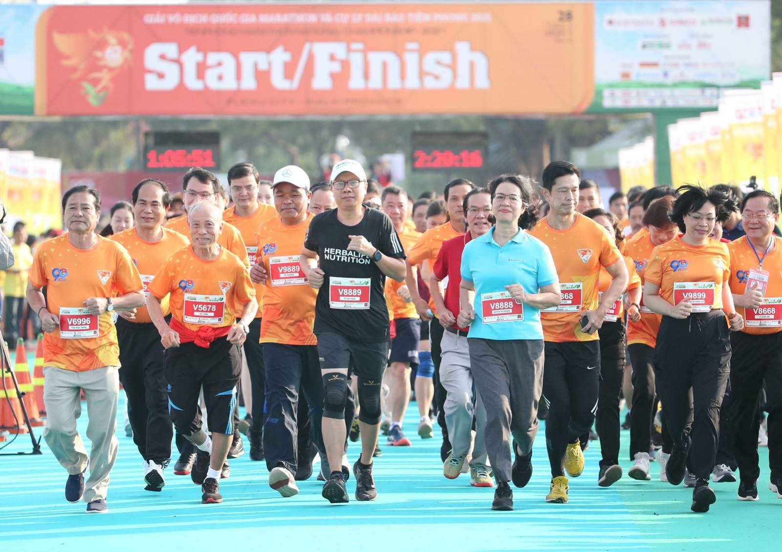 Ông Vũ Văn Thắng, Tổng Giám Đốc Herbalife tại Việt Nam và Campuchia (giữa) cùng các doanh nhân và VĐV tham gia giải Tiền Phong Marathon 2021