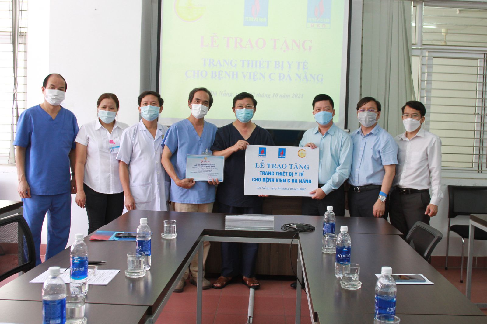 Đại diện BSR trao biển tượng trưng số tiền tài trợ cho bệnh viện C Đà Nẵng.