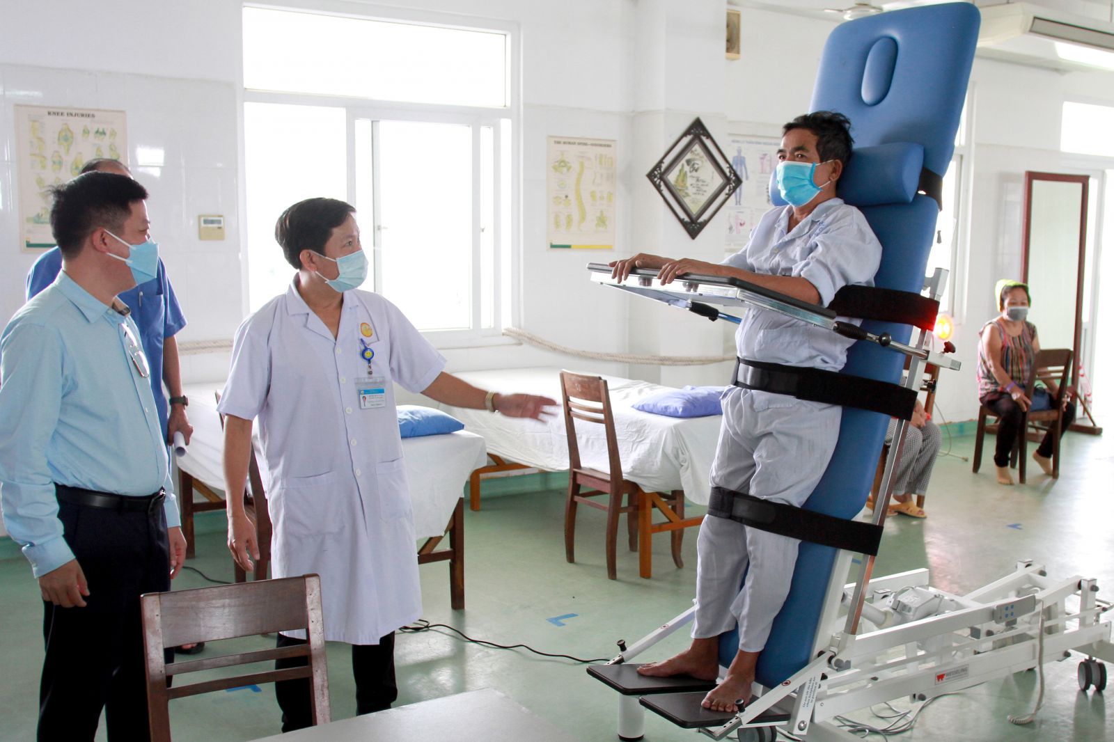 Điều trị phục hồi chức năng cho bệnh nhân bằng laser. Thiết bị lần đầu tiên được trang bị tại bệnh viện C Đà Nẵng. 