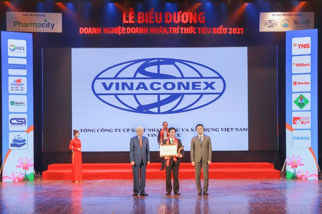 Ông Nguyễn Khắc Hải, Phó Tổng Giám đốc Tổng công ty đón nhận Chứng nhận TOP 10 doanh nghiệp tiêu biểu – Vietnam Award 2021