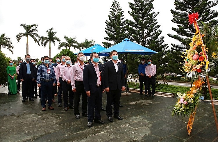 Ban lãnh đạo Công ty dâng hoa tưởng nhớ cố Thủ tướng Võ Văn Kiệt