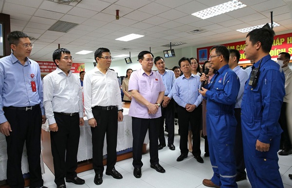 Chủ tịch Quốc hội Vương Đình Huệ và đoàn công tác thăm Phòng Điều khiển Trung tâm NMLD Dung Quất