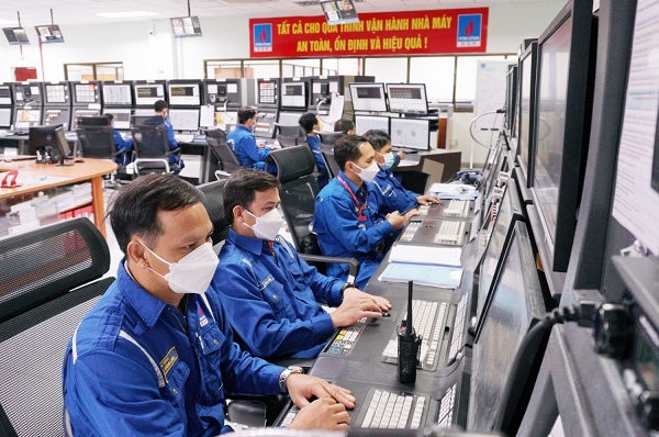 Nhân sự vận hành NMLD Dung Quất tại phòng điều khiển trung tâm nhà máy.