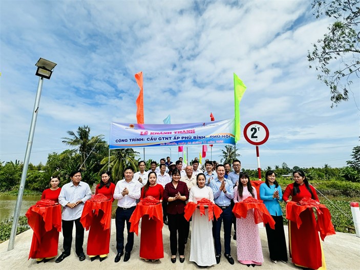 Công ty BSR và đại diện chính quyền huyện Măng Thít khánh thành công trình giao thông nông thôn liên ấp: cầu Phú Bình - Phú Hội.