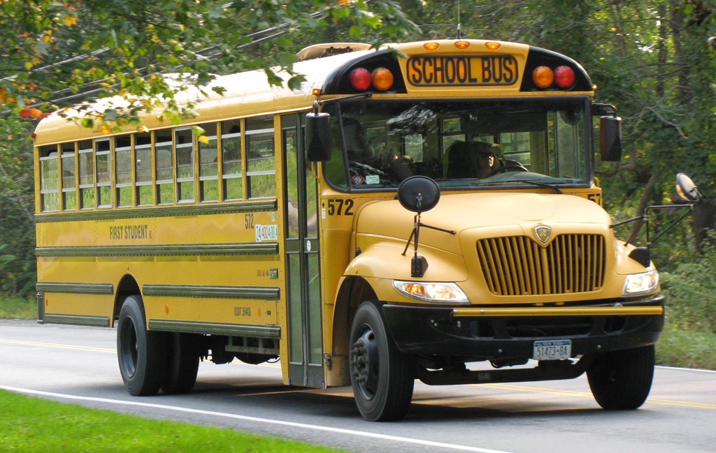 Từ giữa những năm 1940, đa số tiểu bang tại Mỹ đã ban hành luật về xe buýt chuyên chở học sinh.