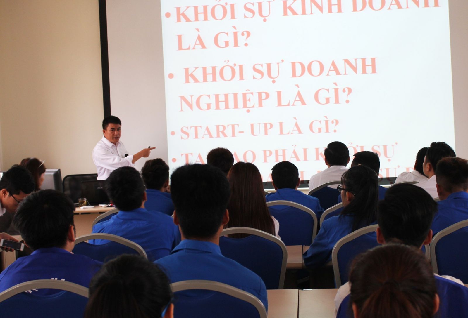 Giảng viên Nguyễn Thành Đồng thu hút sinh viên bằng những bài học gắn lý thuyết với thực hành 