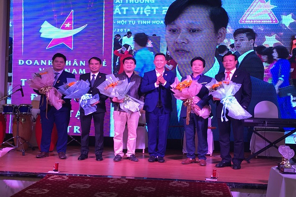 Chủ tịch Hội DNT Nguyễn Đức Cảnh trao tặng hoa vinh danh những doanh nghiệp Hải Phòng đạt giải Sao vàng Đất Việt