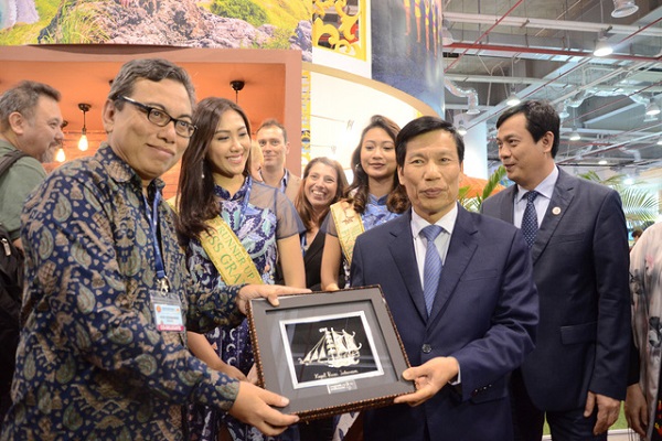 Bộ trưởng Nguyễn Ngọc Thiện thăm các gian hàng của các nước ASEAN tại Hội chợ Travex 2019