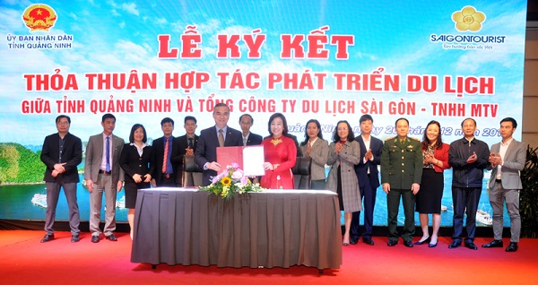 Bà Vũ Thị Thu Thuỷ, Phó Chủ tịch UBND tỉnh và lãnh đạo Saigontourist ký kết Bản ghi nhớ Thoả thuận hợp tác phát triển du lịch giai đoạn 2020-2021.