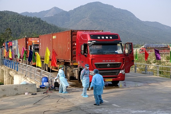 Xe chở hàngp/chờ làm thủ tục thông quan tại cặp chợ cư dân biên giới Hoành Mô - Động Trung