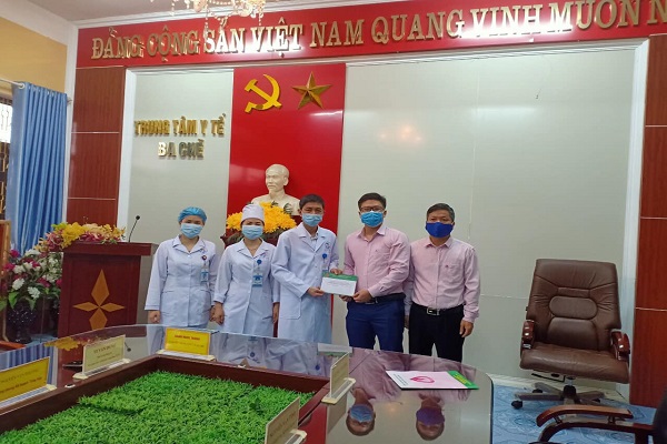 Ngân hàng chính sách xã hội huyện Ba Chẽ trao 5 triệu cho Trung tâm y tế huyện Ba Chẽ