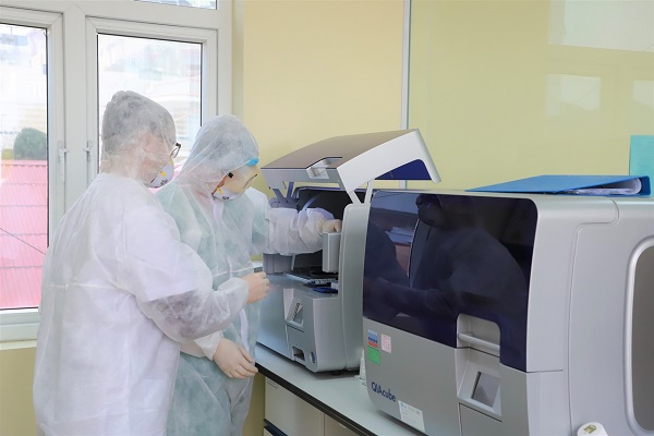 Thực hiện xét nghiệm sàng lọc Covid-19 tại Trung tâm Kiểm soát bệnh tật tỉnh Quảng Ninh