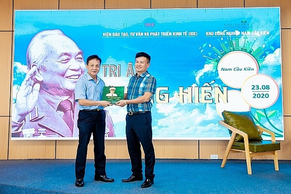 Thượng tá Lê Văn Hải trao cuốn sách viết về Đại tướng Võ Nguyên Giáp tặng doanh nhân Phạm Hồng Điệp.