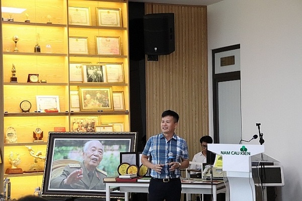 Ông Phạm Hồng Điệp, Chủ tịch HĐQT Khu công nghiệp Nam Cầu Kiền chia sẻ về tướng Giáp tại chương trình Tri ân và cống hiến