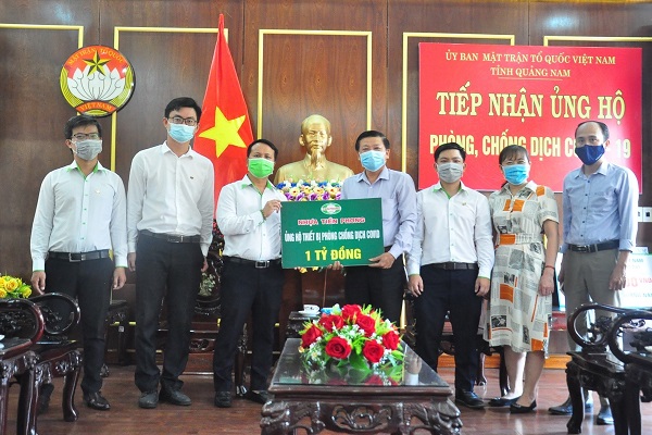 Đại diện Nhựa Tiền Phong trao tặng cho Quảng Nam