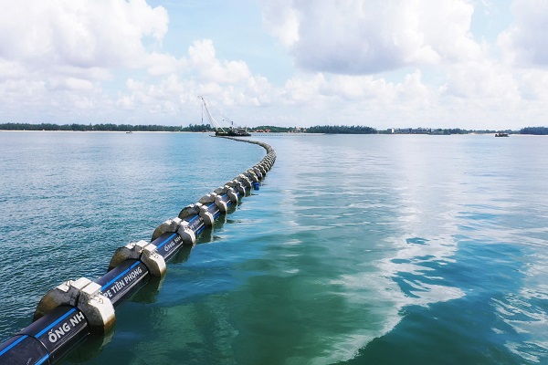 Tuyến ống dẫn nước biển vào hồ nuôi tôm của Minh Phú đang đc đánh chìm