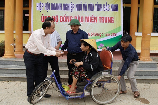 Ông Nguyễn Nhân Phượng, chủ tịch Hiệp Hội Doanh nghiệp nhỏ và vừa Bắc Ninh trao quà cho người dân tại xã Mỹ Thủy, huyện Lệ Thủy, Quảng Bình
