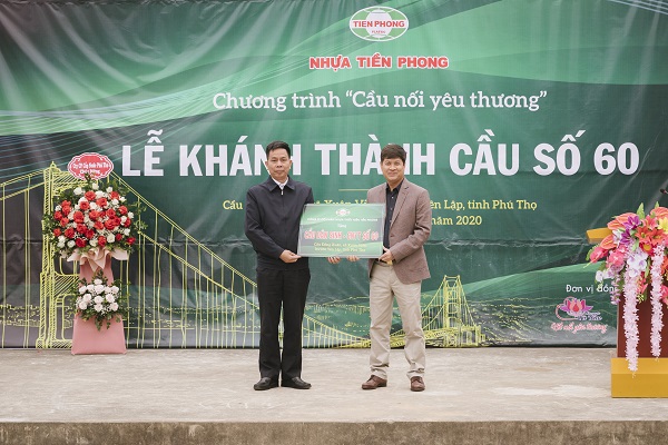 Ông Chu Văn Phương, TGĐ Công ty CP Nhựa Thiếu niên Tiền Phongp/trao tặng cây cầu cho nhân dân xã Xuân Viên, huyện Yên Lập, tỉnh Phú Thọ