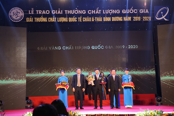 ông Chu Văn Phương - Thành viên HĐQT, Tổng Giám đốc Nhựa Tiền Phong nhận giải Vàng CLQG năm 2019 cho Công ty CP Nhựa Thiếu niên Tiền Phong