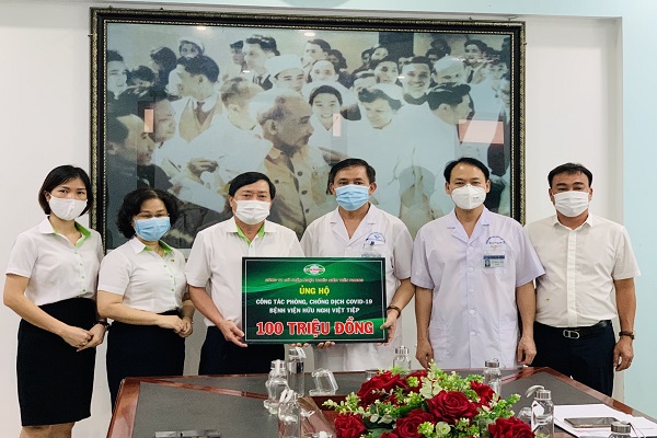 Nhựa Tiền Phong trao tặng 100 triệu đồng cho các y bác sĩ bệnh viện