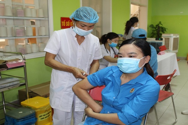 Công nhân Texhong Ngân Long Móng Cái được tiêm vắc xin phòng Covid-19