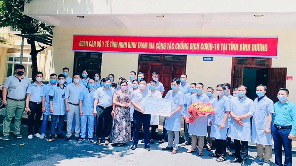 Hội Doanh nhân trẻ Ninh Bình và CLB Nữ doanh nhân trao quần áo, trang thiết bị bảo hộ y tế cho đoàn bác sĩ Ninh Bình tham gia chống dịch tại Bình Dương