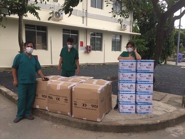 Công ty CP Nhựa Thiếu niên Tiền Phong phía Nam đã ủng hộ 500 bộ bảo hộ phòng chống dịch 7 món, 10.000 găng tay y tế bột và 5.000 khẩu trang N95 cho đoàn Bác sĩ tại bệnh viện Bạch Mai đang công tác tại bệnh viện dã chiến số 16