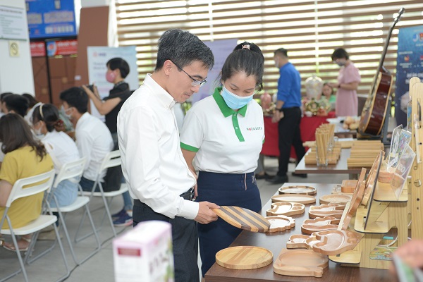 Ông Đào Phú Thùy Dương, bí thư Thành đoàn Hải Phòng tham quan gian hàng triển lãm sản phẩm của thí sinh dự thi