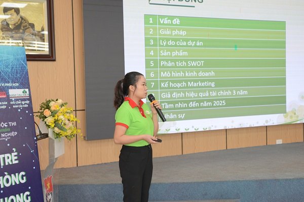 Thí sinh Ngô Thị Hiền trình bày dự án khởi nghiệp “Ứng dụng công nghệ cao trong chế biến các loại bột rau, thương hiệu Rauta”