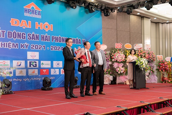 Đại diện Hiệp hội Bất động sản Hải Phòng trao kỷ niệm chương tặng ông Phạm Ngọc Thành, nguyên chủ tịch Hiệp hội đã có nhiều đóng góp cho sự phát triển của Hiệp hội