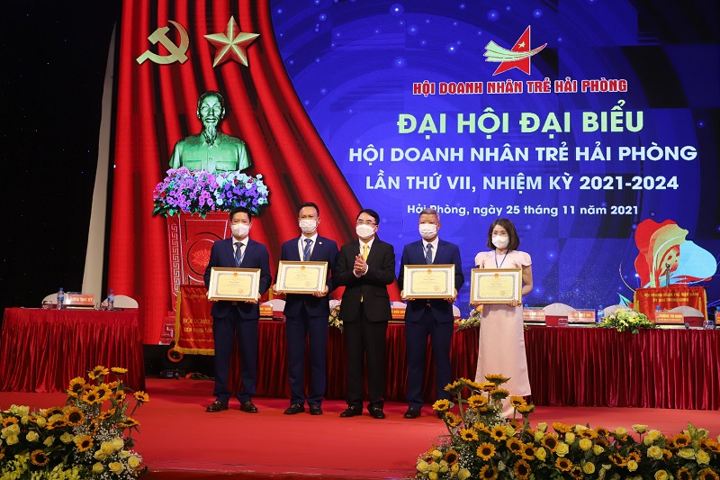 Ông Lê Khắc Nam, Phó Chủ tịch UBND TP Hải Phòng tặng bằng khen cho các lãnh đạo Hội