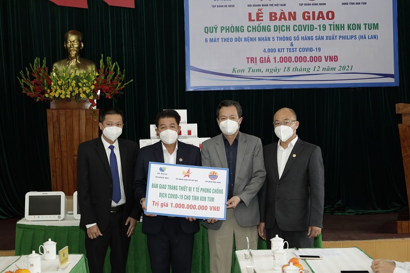 Ông Vũ Mạnh Hùng, Chủ tịch Hội đồng quản trị Tập đoàn Hùng Nhơn (thứ hai từ trái sang) bàn giao trang thiết bị y tế phòng COVID-19 cho Kon Tum