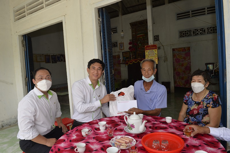 Nhựa Tiền Phong tặng quà cho các hộ gia đình chính sách và khó khăn của thị trấn Cái Nhum