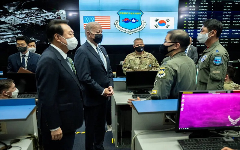 Tổng thống Biden và Tổng thống Yoon Suk-yeol đã đến thăm Căn cứ Không quân Osan ở Pyeongtaek, Hàn Quốc vào tháng trước (Doug Mills/The New York Times)