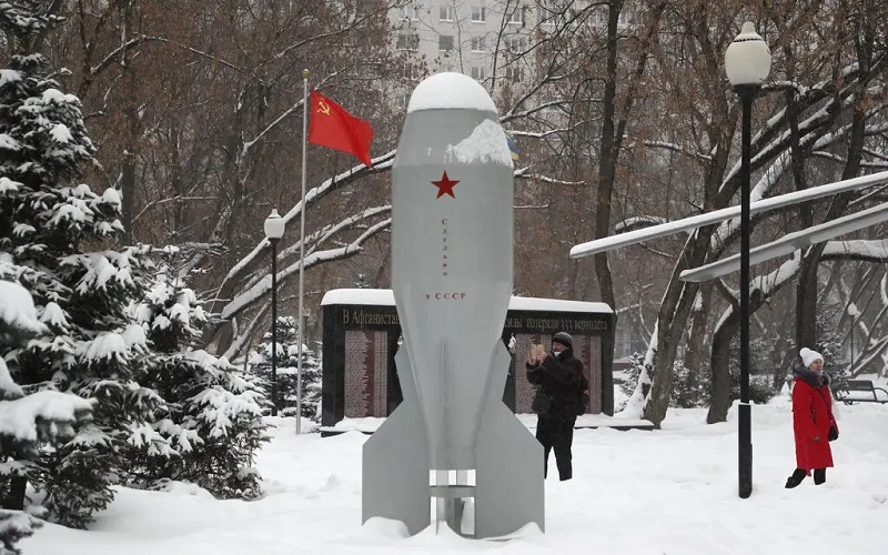 Hình ảnh một tượng đài ở Moscow về một quả bom hạt nhân chiến thuật thời đầu Liên Xô. Các động thái của Nga khi nhắc đến sức mạnh hạt nhân của họ trong 3 tháng 	qua chính là bằng chứng mới nhất về một kỷ nguyên bất ổn tiếp theo trong việc kiểm soát vũ khí. Theo Maxim Shipenkov / EPA, thông qua Shutterstock. 
