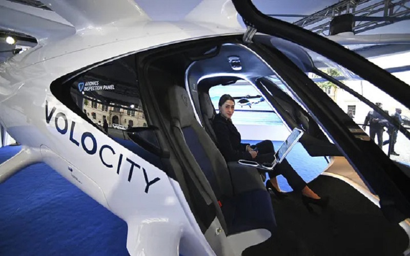Một người phụ nữ ngồi trên chiếc máy bay không người lái VoloCity, loại taxi bay sáng tạo do công ty Volocopter của Đức tạo ra. (Ảnh Getty)