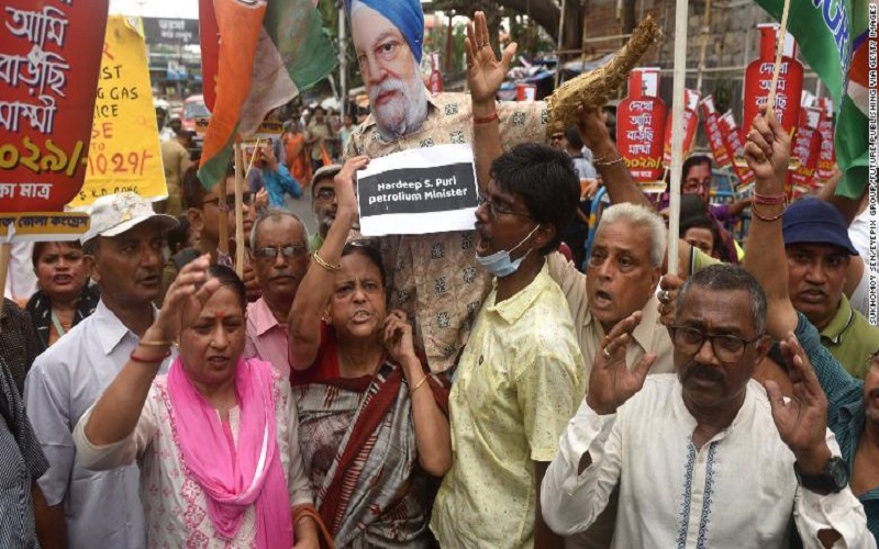 Các thành viên Quốc hội quận Nam Kolkata tham gia biểu tình phản đối giá nhiên liệu tăng ở Kolkata, Ấn Độ vào ngày 2/6