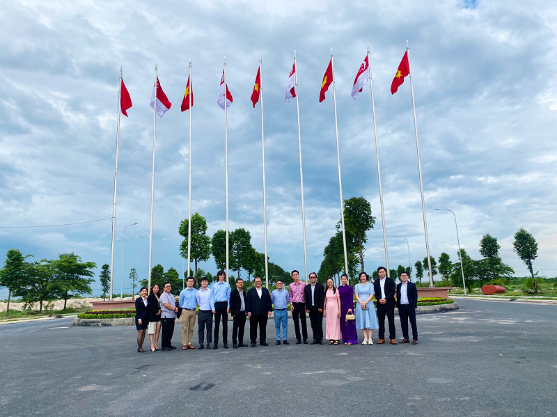 Nhà đầu tư Singapore đi thăm quan thực địa tại KCN Minh Hưng Sikico 