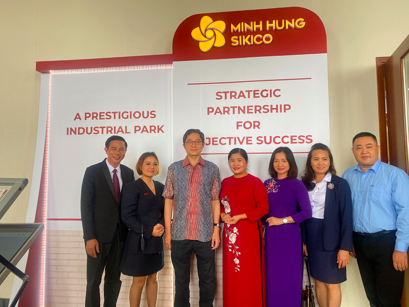 Chủ tịch Uỷ ban nhân dân tỉnh, Bà Trần Tuệ Hiền (áo dài đỏ)p/tới thăm quan gian hàng KCN Minh Hưng Sikico