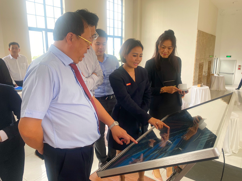 Trưởng Ban quản lý khu kinh tế tỉnh Bình Phước, Ông Nguyễn Minh Chiến (ngoài cùng bên trái) trải nghiệm KCN từ xa bằng công nghệ Virtual 360.