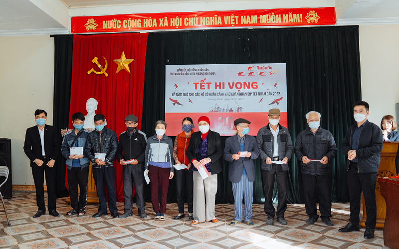 Tập đoàn Sao Đỏ trao quà Tết tại Quận Dương Kinh