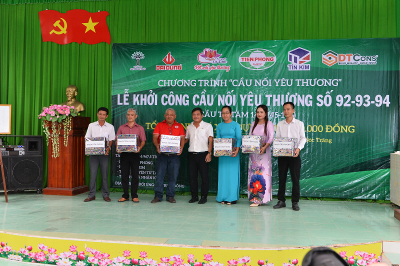 ộng Hồ Phi Hải - Phó Chủ tịch HĐQT, Tổng GĐ Công ty CP Nhựa Thiếu niên Tiền Phong phía Nam - đại diện cho thương hiệu Nhựa Tiền Phong phát biểu và trao quà cho các trường trong khu vực