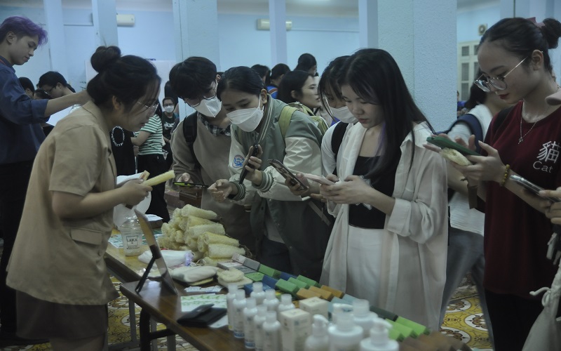 Hình ảnh sự kiện triểm lãm ECOnection tại Hội trường lớn Trường Đại học Hà Nội