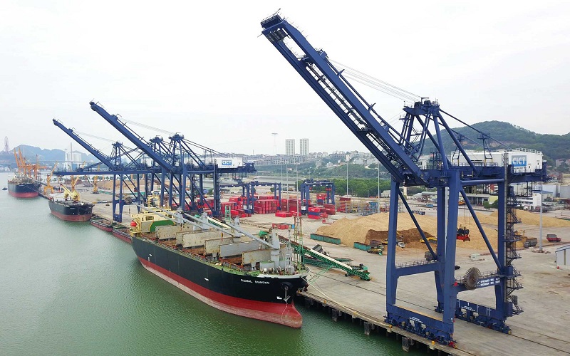 Hàng hóa qua cảng biển Quảng Ninh chủ yếu là các mặt hàng vận chuyển dạng rời, ít hàng container mang lại giá trị dịch vụ lớn