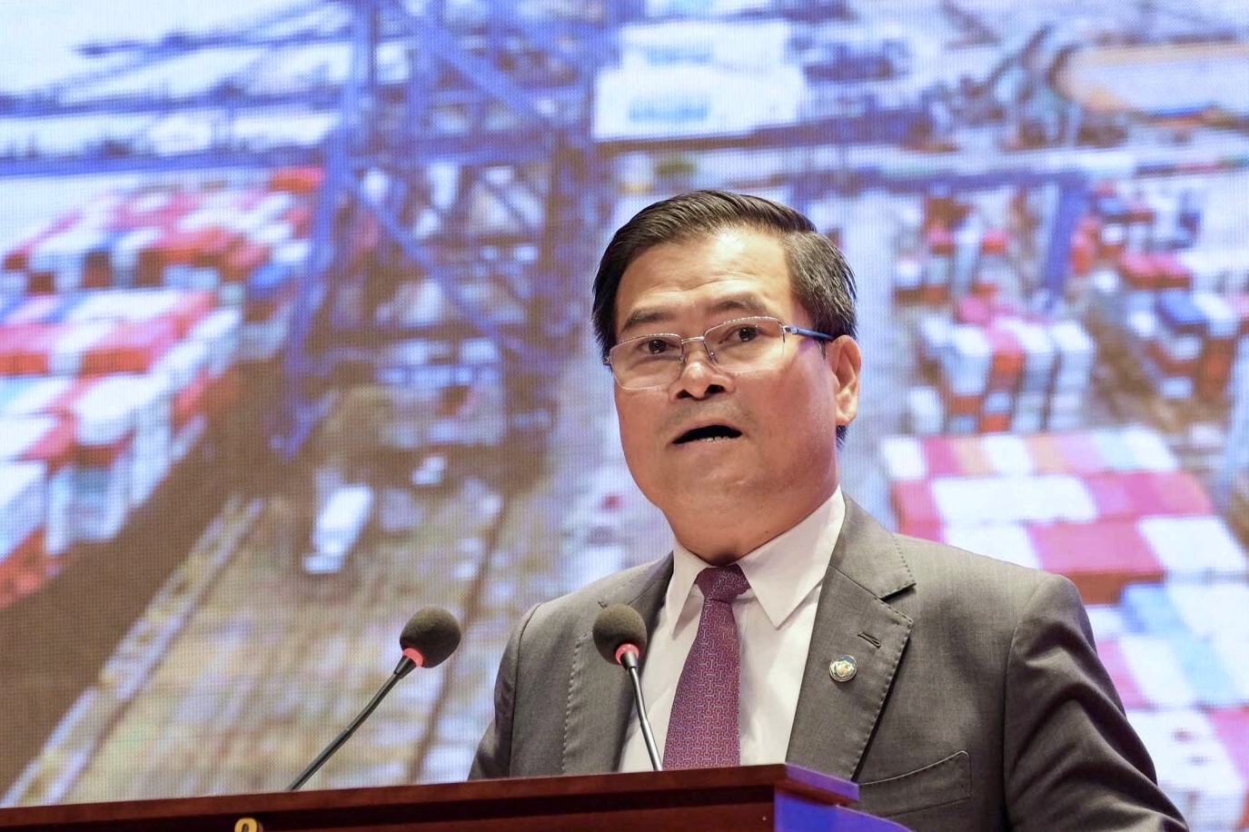 Ông Bùi Văn Khắng chỉ rõ những tồn tại thách thức của logistics Quảng Ninh